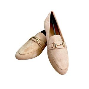 NWT**size 8.5 tan buckle loafer.
